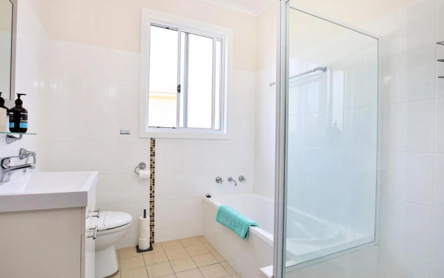Tilly's Retreat - Pet Friendly - 3 Min Walk to Beach