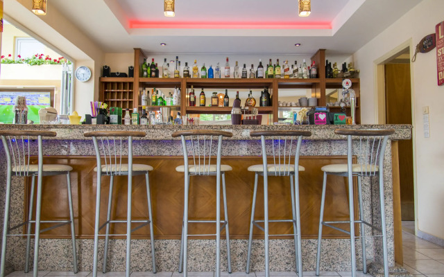 Erato Studios & Apartments