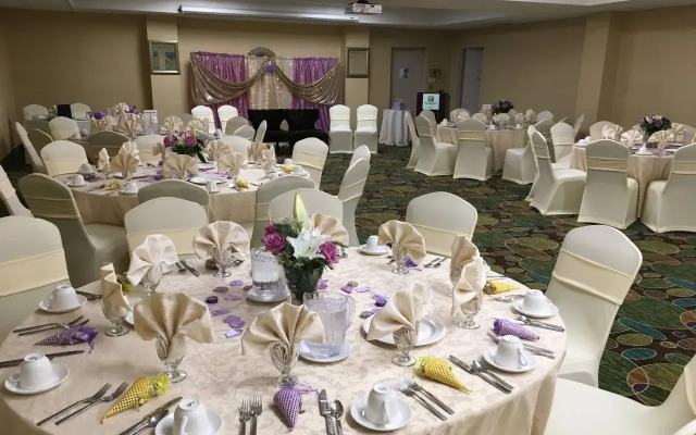 Holiday Inn Westbury - Long Island by IHG