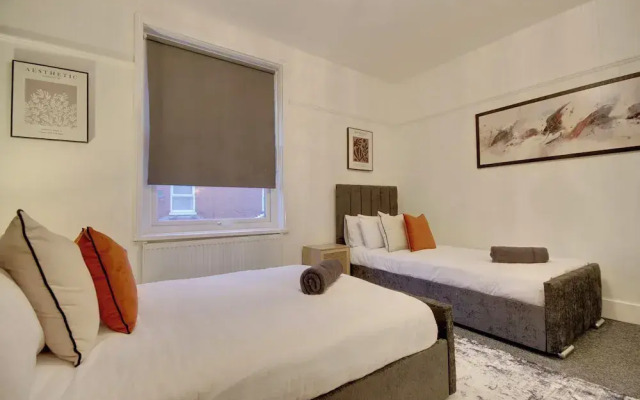 Southsea 5 Bed House - Hot Tub-Sleeps 10