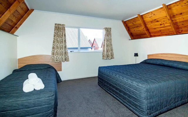 Mountain Chalets Motel