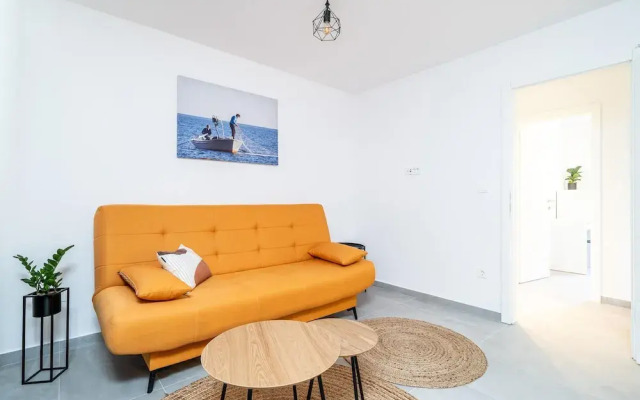 Beautiful Home in Molunat With Wifi and 8 Bedrooms