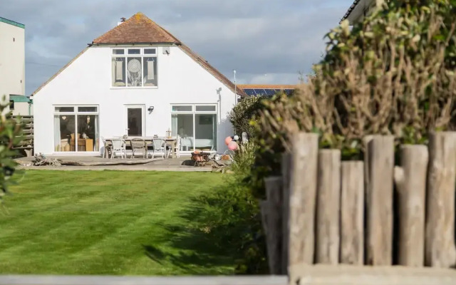 Fairlight - Charming Coastal Home on the Beach