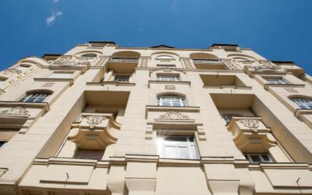 Riverside flat with King Castle view