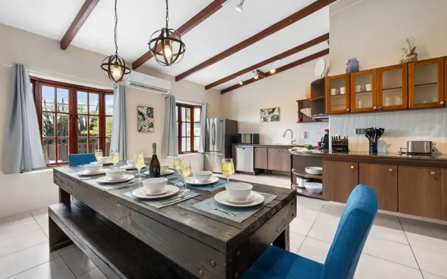 Sleeps 12 Spacious Private Pool Great Location