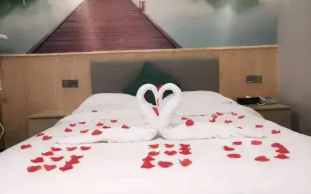 Mulan Hotel (Fuzhou Sanfang Qixiang Provincial Hospital Subway Station Store)