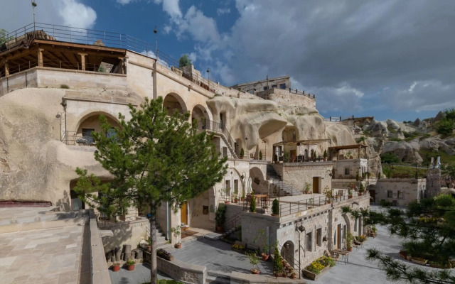 Hera Cave Suites