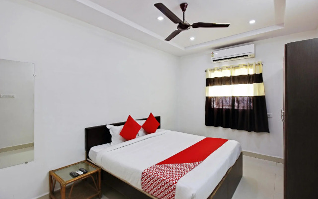 OYO 30151 Golden Hive