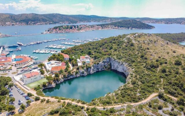 Seafront apt With Balcony, sea View and Mooring