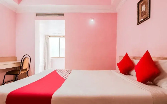 OYO 737 Hotel Manny'S Palace