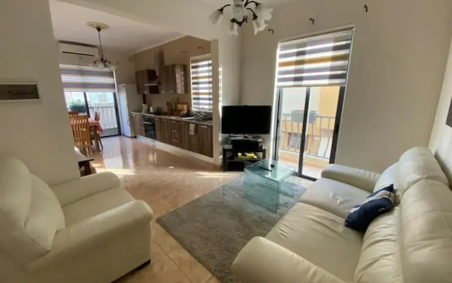 May Flower: Modern Flat close to Airport/Bus Stops