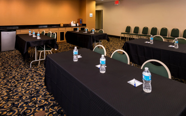 Holiday Inn Express & Suites Bucyrus by IHG