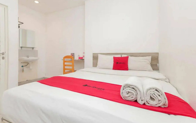 RedDoorz near Kaza Mall Surabaya