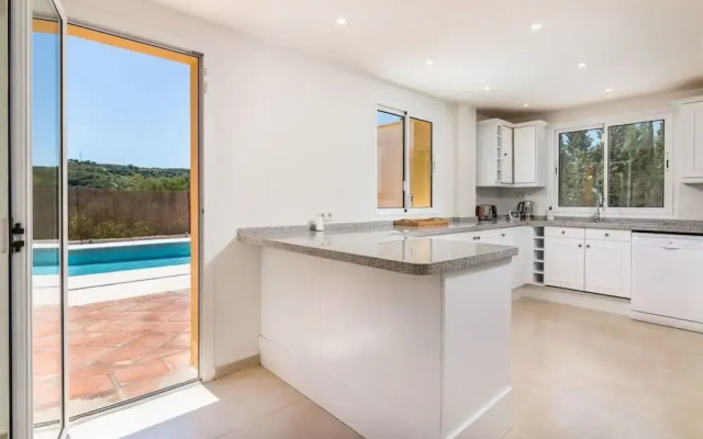 Charming 4-Bed Villa in San Roque
