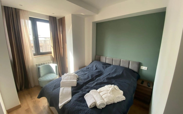 Luxury flat in 100 meters from republic square.