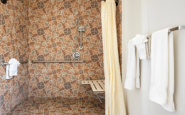 Solaire Inn & Suites