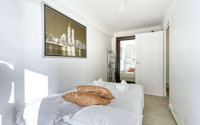 Sunny Apartment With Magnificent View of Plage du Midi Beach