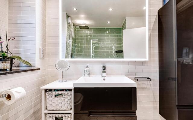 Stunning and Warm Home in Wandsworth by Underthedoormat