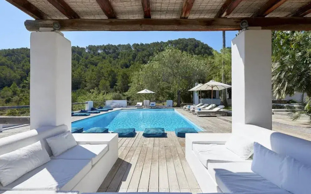 Idyllic Villa With Swimming Pool