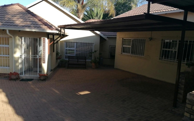 Captivating 3-Bed House in Kempton Park