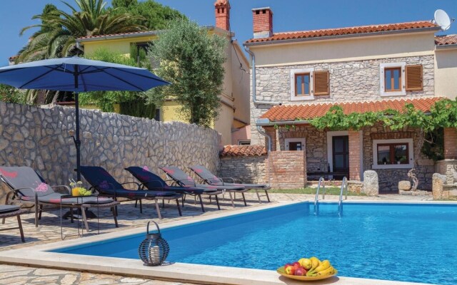 Nice Home in Liznjan With 4 Bedrooms, Internet and Outdoor Swimming Pool