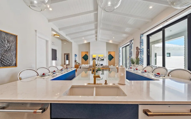 Dream Island 8 Bedroom Home