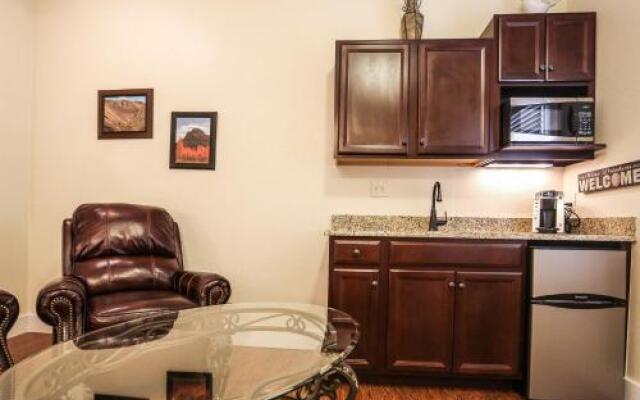 Outdoor Pool and Hot Tub Retreat - Enchanting Luxurious Haven