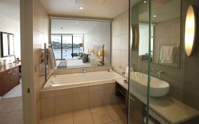 The Rees Hotel, Luxury Apartments & Lakeside Residences