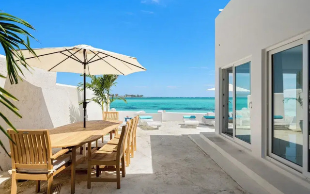 Modern, Stunning & Bright Central Beach Villa