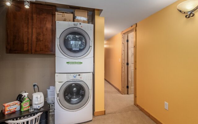 Peterson Acres 3 Bedroom Home by NW Comfy Cabins by RedAwning