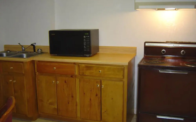 Budget Inn & Suites
