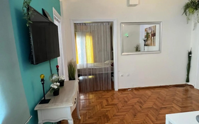 Central flat - 2 Metro stops from ACROPOLIS-PLKA