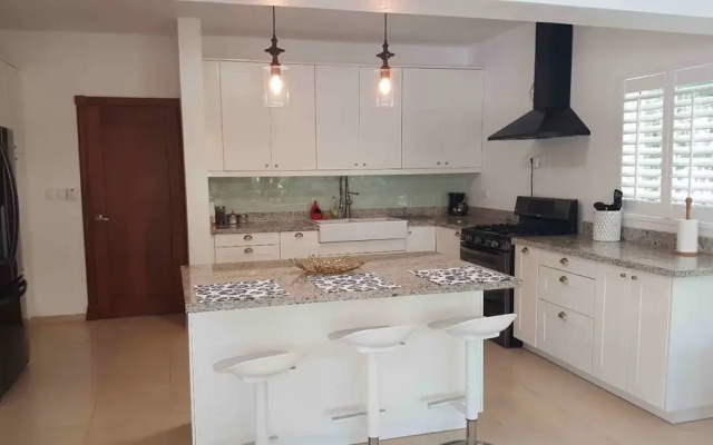 Villa in Metro Country Club