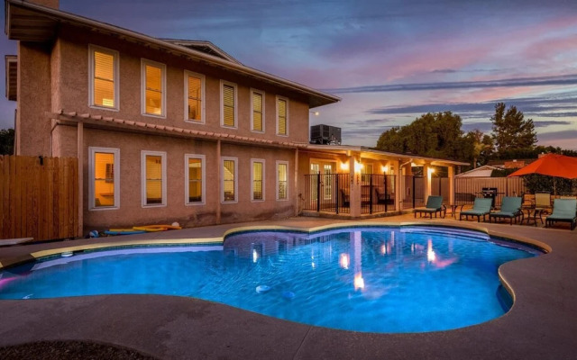 Spacious Updated 2 Masters POOL