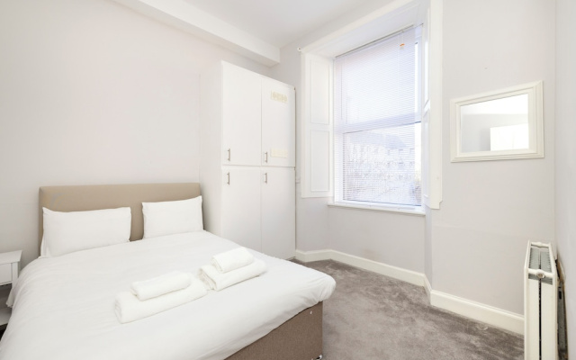 Elegant 2-Bed Flat with Edinburgh Charm