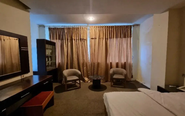 OYO 90952 Hotel Grand Sirao