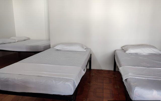 Leticias Guest House - Hostel