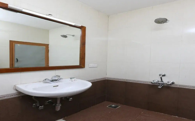 OYO 13807 Hotel Gurupriya