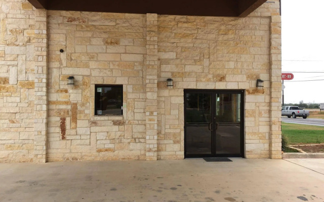 Pearsall Inn & Suites