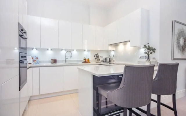 Luxury 1 Bed Apartment by the River