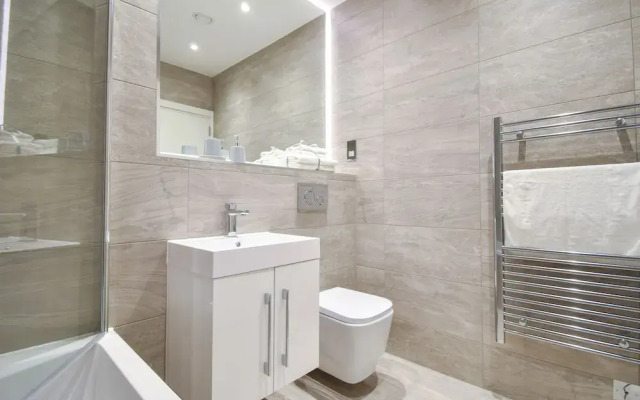 Silbury MK City Apartment With Parking