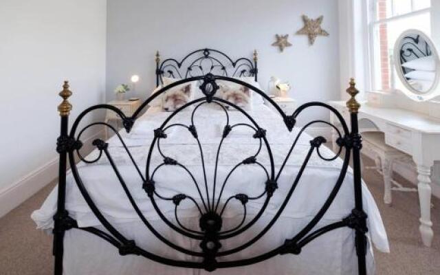 Bright & stylish 2 bed 1st floor apartment