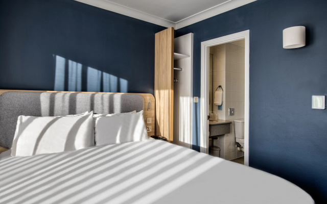 Holiday Inn Express Edinburgh City West by IHG