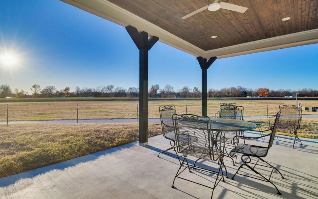 Near Shangri-la: Lake-view Monkey Island Home!