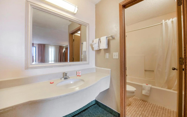 OYO Hotel Tulsa International Airport