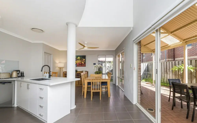 Stylish 3-bed Townhouse With Courtyard & BBQ