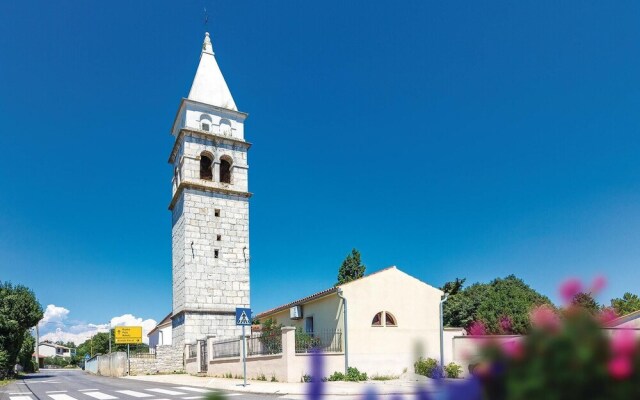 Stunning Home in Kujici With Sauna, Wifi and 5 Bedrooms