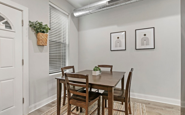 3BR Apt in Logan Square near Highlights