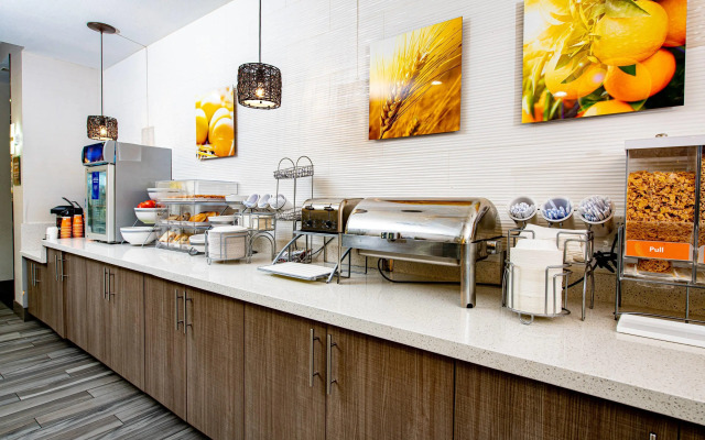 Comfort Suites Oil Center