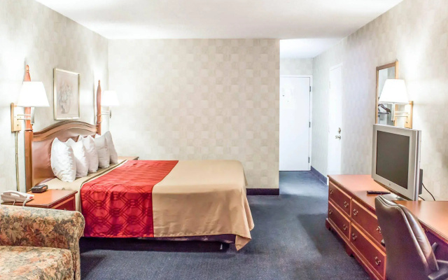 Econo Lodge & Suites